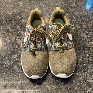 Women’s size 7 Nike brand tennis shoes euc